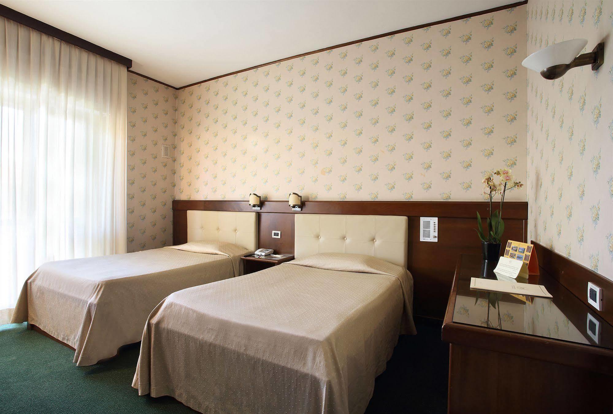 Hotel Villa Delle Rose Пеша Экстерьер фото